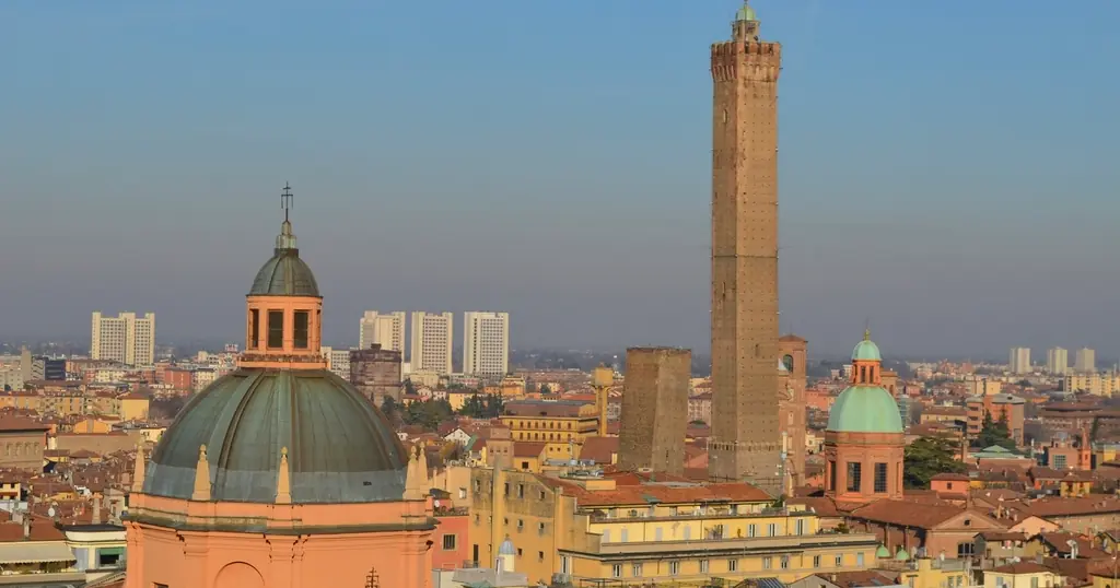 Siti di incontri Bologna: i tetti rossi del centro con la Torre degli Asinelli