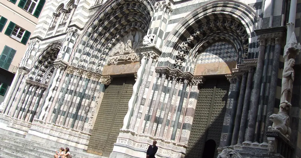 Siti di incontri Genova: la facciata a strisce della cattedrale di San Lorenzo
