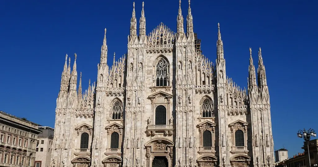 Siti di incontri Milano: la facciata del Duomo sotto un cielo blu