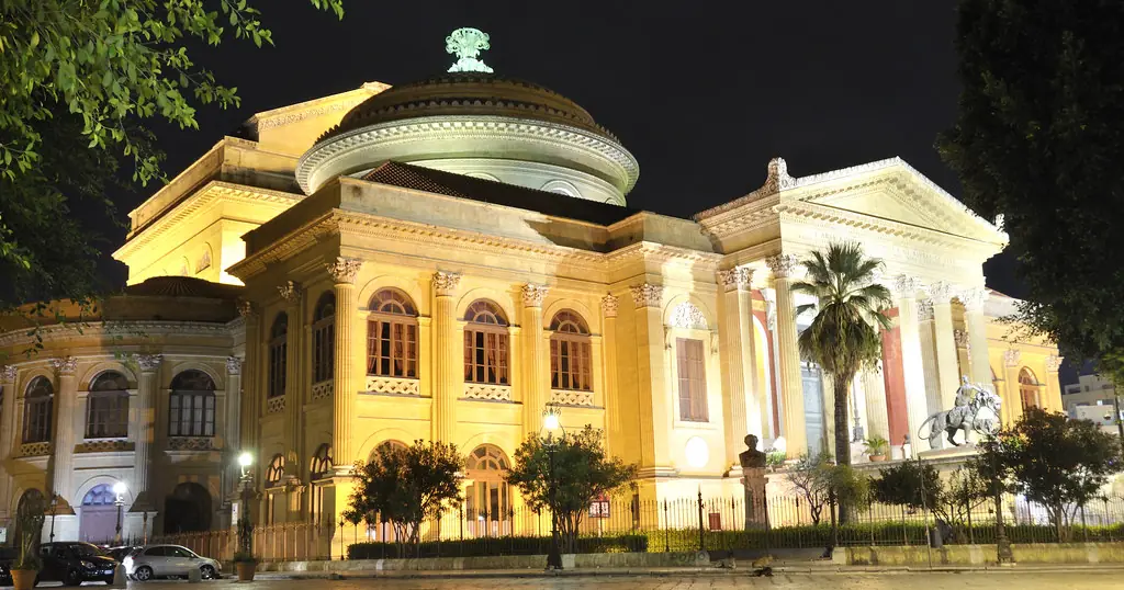 Siti di incontri Palermo: il Teatro Massimo illuminato di sera