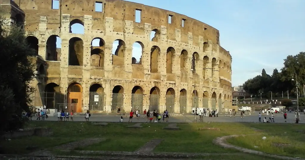 Siti di incontri Roma: il Colosseo con il prato davanti in una giornata di sole