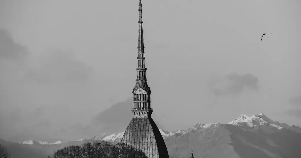 Siti di incontri Torino: la Mole Antonelliana con le Alpi innevate dietro, in bianco e nero