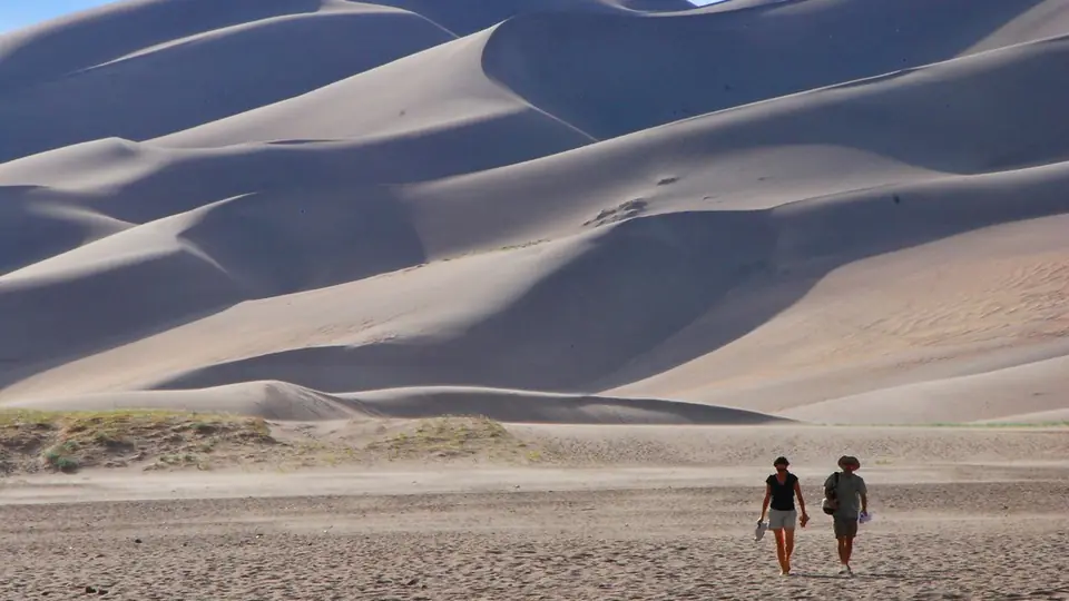 Alternative a Badoo: due persone camminano insieme tra le dune