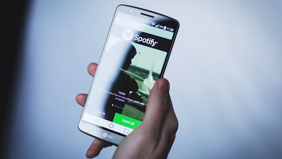 Sicurezza sui siti di incontri: una mano tiene uno smartphone acceso