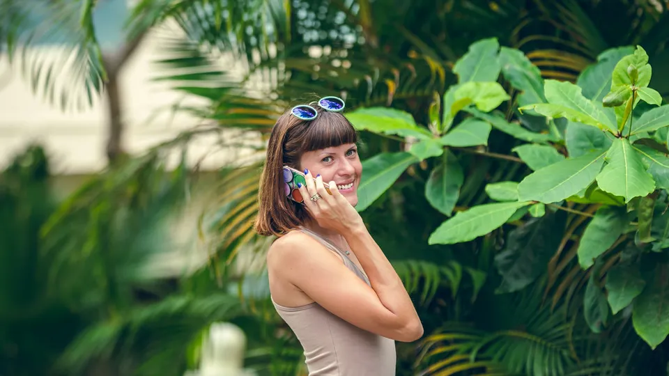 Meetic cancellarsi: una giovane donna controlla lo smartphone all'aperto