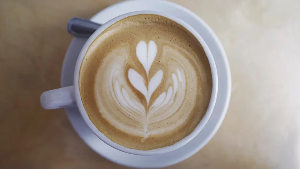 Dopo un buon primo messaggio, un caffè: un cappuccino con la schiuma decorata