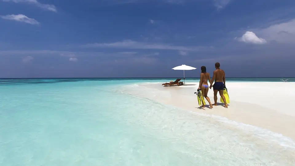 Ricominciare dopo una separazione: una coppia passeggia su una spiaggia bianca