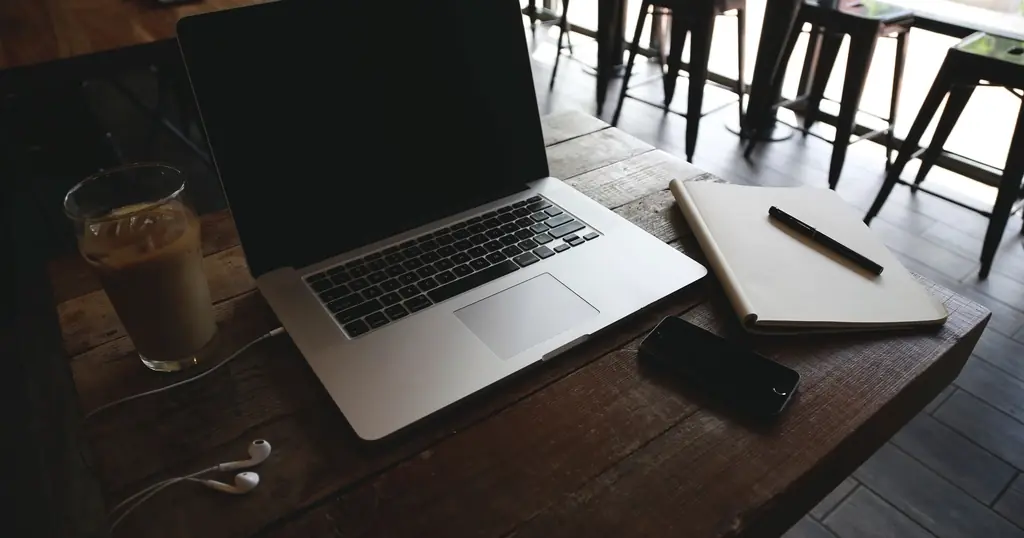 Siti di incontri gratis: un portatile aperto sul tavolo di un bar