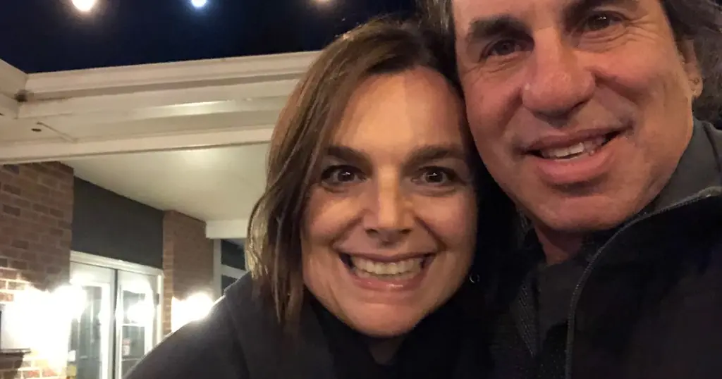Siti di incontri over 50: una coppia adulta sorride in un selfie