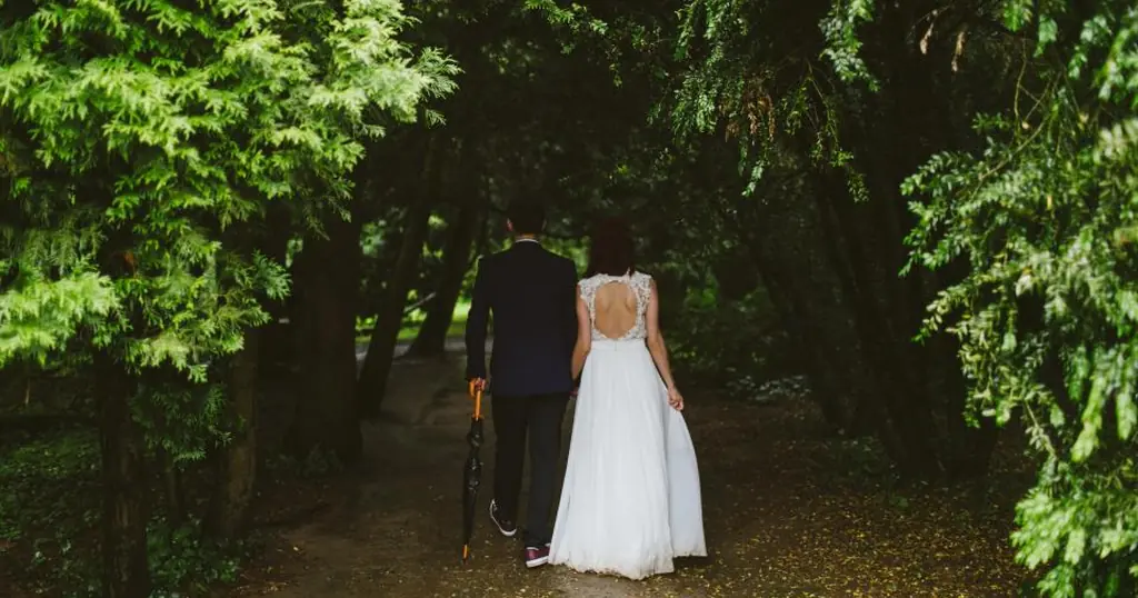 Siti di incontri seri: due sposi camminano insieme in un sentiero nel bosco